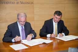 Esteban Morcillo i Patrick Lelorieux en el moment de la firma.